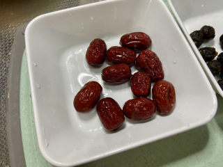 5、银耳小米粥➕红枣银耳小米粥,红枣清洗备用