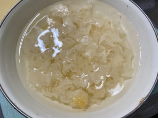 6、银耳小米粥➕红枣银耳小米粥,泡发好的银耳撕小朵