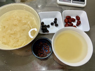 7、银耳小米粥➕红枣银耳小米粥,全部食材准备好