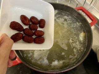 11、银耳小米粥➕红枣银耳小米粥,放入红枣