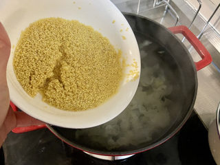 9、银耳小米粥➕红枣银耳小米粥,放入小米