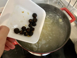 10、银耳小米粥➕红枣银耳小米粥,放入桂圆