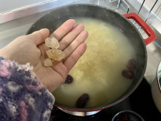 13、银耳小米粥➕红枣银耳小米粥,红枣本身有甜味，尝一下，根据个人口味再补充一些冰糖，搅拌融化