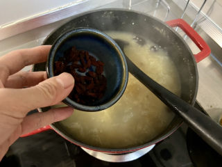 14、银耳小米粥➕红枣银耳小米粥,加入枸杞，