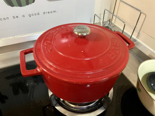 15、银耳小米粥➕红枣银耳小米粥,再煮5分钟，即可上桌享用了。