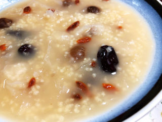 18、银耳小米粥➕红枣银耳小米粥,这道银耳小米粥，做法简单，养胃补肾又健脾，滋补又美味。喜欢的小伙伴们快来试试吧????