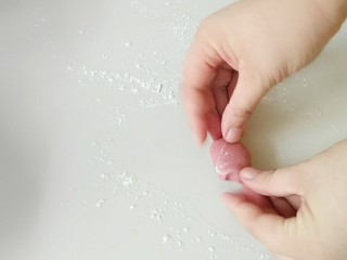 2、大风车彩色小馒头,可以另和点白面团，取部分，加入适量红曲米粉，揉匀。