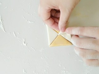 6、大风车彩色小馒头,选一角，逆时针或顺时针，如图操作。会叠纸质的风车亲们，做这个不在话下啊！