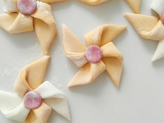 11、大风车彩色小馒头,待其二次发酵好，就可以冷水上锅，中小火蒸喽！