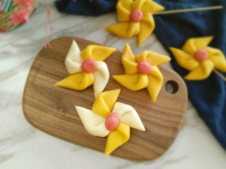 12、大风车彩色小馒头,成品图来啦，带着满满儿时回忆的风车馒头诞生啦！
