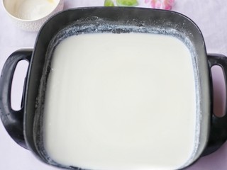 2、香甜爽滑的芒果牛奶布丁,牛奶倒入锅中。