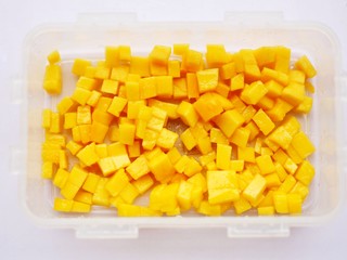 8、香甜爽滑的芒果牛奶布丁,倒入准备好的容器里。