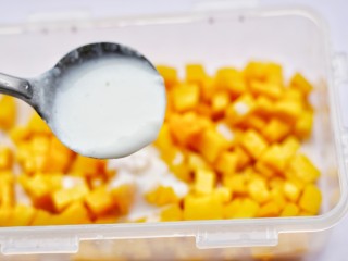 9、香甜爽滑的芒果牛奶布丁,倒入混合好的牛奶。