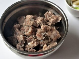 4、香辣干锅排骨, 将焯好的排骨，捞出沥干水份