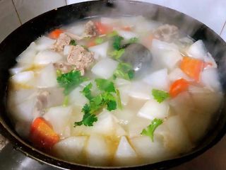 12、排骨炖萝卜,白萝卜炖至接近透明即可放入味精撒上香菜碎调味均匀即可出锅享用