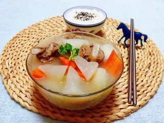 13、排骨炖萝卜,排骨炖萝卜大功告成装入容器中搭配一碗米饭就是标配