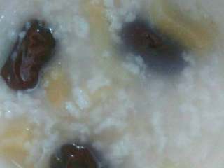 4、红枣苹果粥,盛出一小碗食用