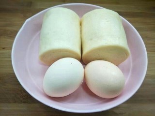 1、黄金馒头盒子,馒头，鸡蛋准备好。