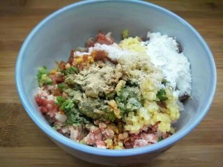 4、黄金馒头盒子,加入姜末葱花，少许盐，一勺淀粉，少许胡椒粉。
