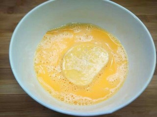 8、黄金馒头盒子,2个鸡蛋打撒，夹好的馒头片两面都沾上鸡蛋液，这样馒头片吸油少，味道还好。