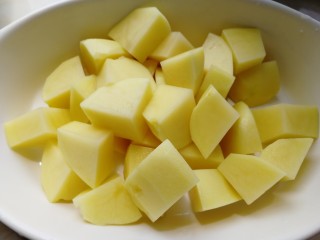 2、土豆泥,去皮，切小块。
