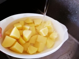 3、土豆泥,清水冲洗干净。