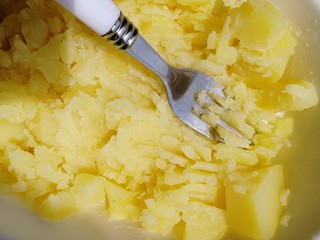 6、土豆泥,盛到碗里，把土豆块压碎，不建议用破壁机打碎，口感会改变。