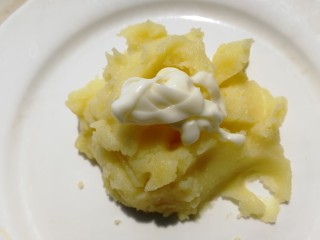 11、土豆泥,过筛完加入适量沙拉酱。