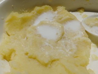 13、土豆泥,加入适量纯牛奶和一点盐。