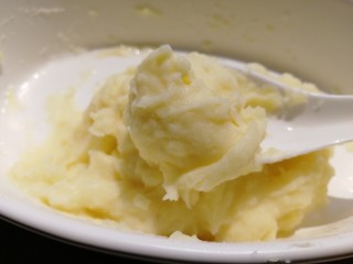 14、土豆泥,搅拌均匀，土豆泥很细腻，很滑，有奶香味。