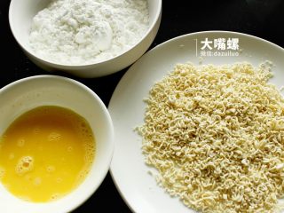 5、劲脆特制炸鸡翅丨大嘴螺,准备好鸡蛋液、玉米淀粉还有方便面碎末