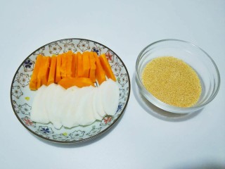 1、南瓜山药小米粥,食材准备 建议南瓜和山药切小丁
