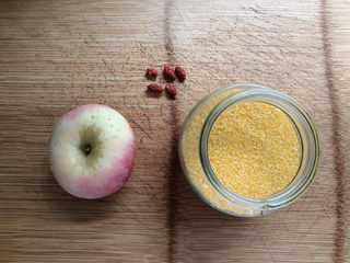 1、苹果小米粥,食材如图，所示示意。