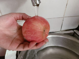 4、苹果小米粥,苹果洗净，如果是选择带皮的，记得用盐在表面搓一搓清洗。