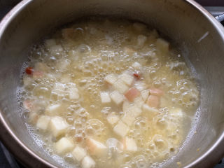 8、苹果小米粥,转大火沸腾，加速米汤释出。