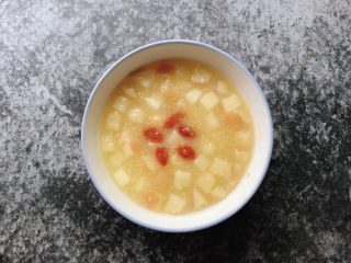 11、苹果小米粥,酸甜苹果小米粥完成。