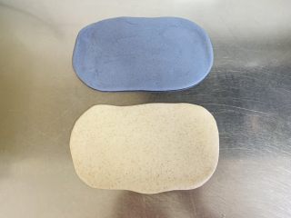 3、蓝天白云全麦小馒头,分别把蓝色面团和白色面团擀成长方形。