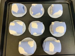 9、蓝天白云全麦小馒头,摆入烤盘中。