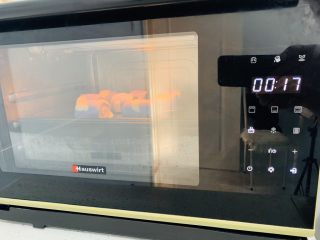 10、蓝天白云全麦小馒头,放入烤箱，选择发酵功能15分钟（这个要根据自家的实际情况来定，鉴别发酵好的方法：面团明显变大，拿起感觉很轻盈就是发酵好了）