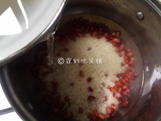 4、红豆小圆子糖粥,随后，把红豆和大米倒入锅中，再加入足量的水。