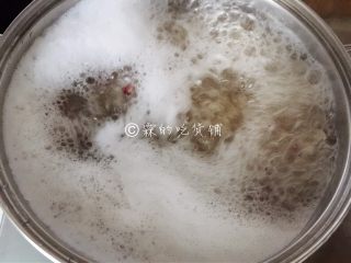 5、红豆小圆子糖粥,大火煮开后，小火慢熬。