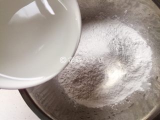 6、红豆小圆子糖粥,熬粥的时候来做小圆子，当然，如果你嫌麻烦，直接买冷冻的也可以。温水，少量多次的加入糯米粉中。