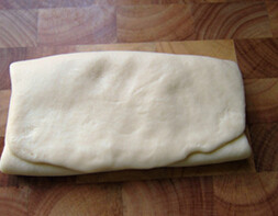 4、葵花酥 ,捏紧收口,擀成长方形大片,折成三折