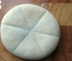 8、葵花酥 ,再次拍扁,以圆心为基准,平均分成6份,用刮刀轻轻压出印痕