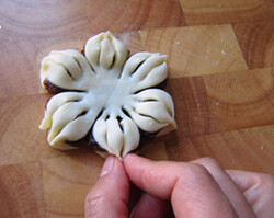 10、葵花酥 ,每份从边缘捏在一起,成六个花瓣