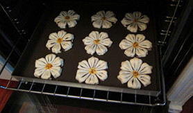 12、葵花酥 ,送入预热180度的烤箱,烤15到20分钟,取出冷却