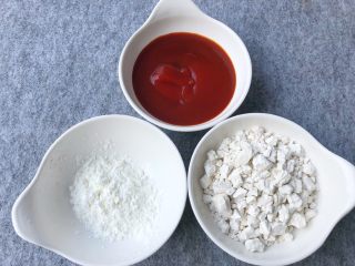 3、菠萝咕噜肉,番茄椒60g，玉米淀粉10g，红薯粉60g