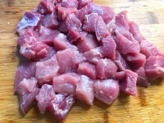 4、菠萝咕噜肉,里脊肉切块，不要切太薄