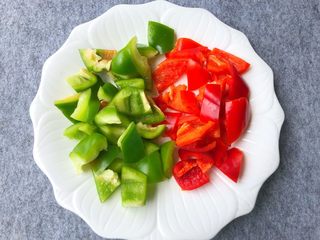 8、菠萝咕噜肉,青红椒去籽洗净切块