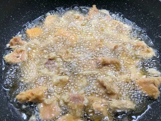 10、菠萝咕噜肉,热锅放入500g油，烧至9成热，放入腌制好的肉块，中火炸至金黄色